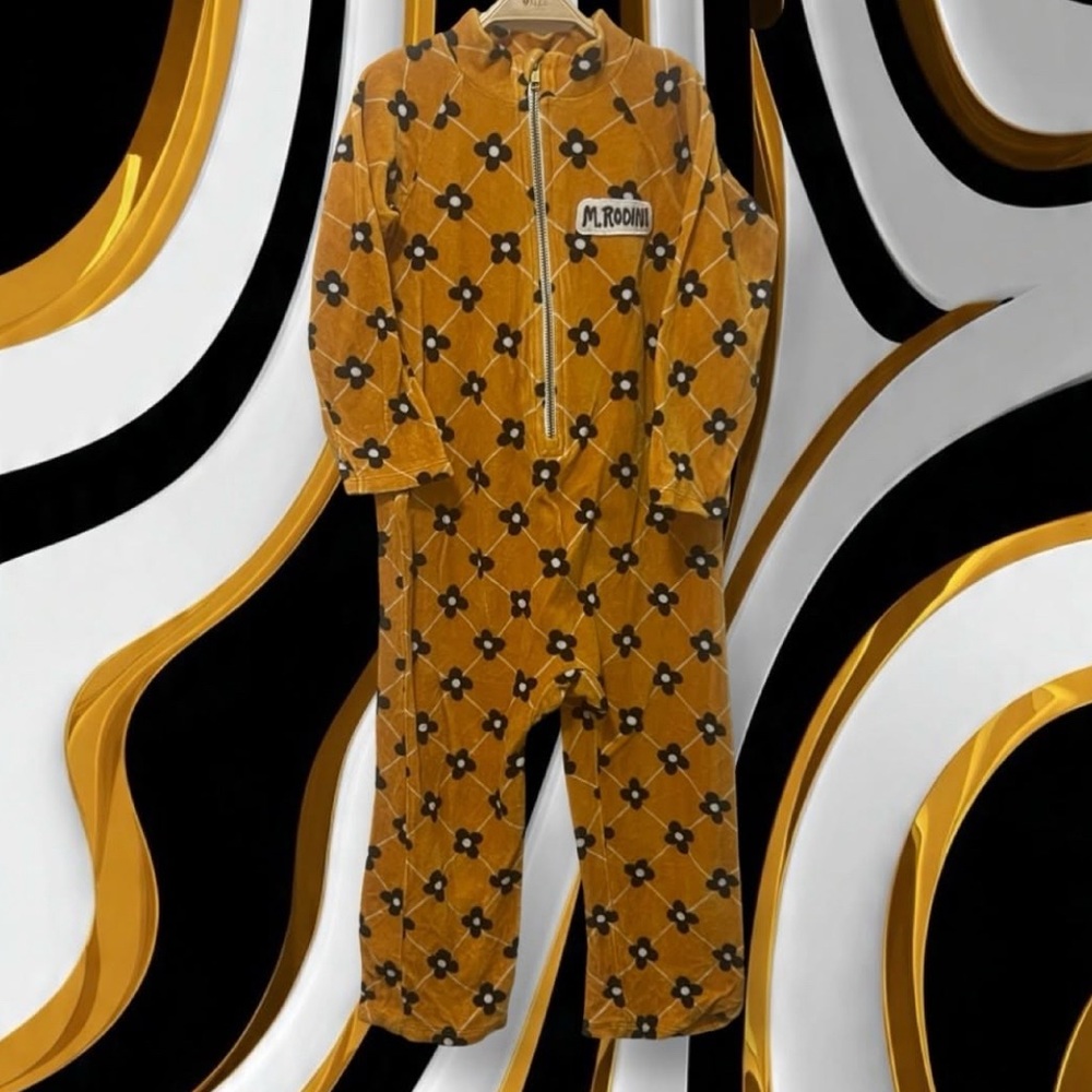 Mini Rodini Velour Suit
Great condition 
4-5 years 
Golden yellow